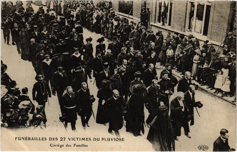 Carte postale ancienne Funérailles Victimes Calais Pluvoise Cortege des familles à Calais
