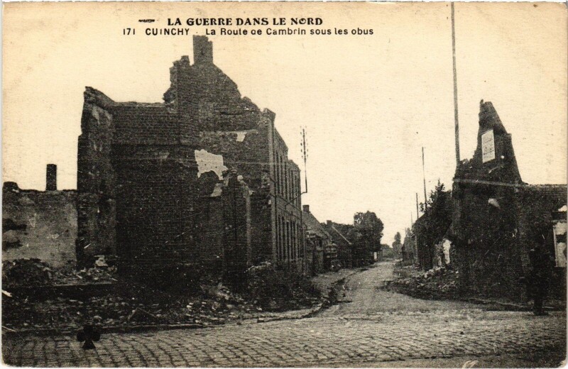 Carte postale ancienne Cuinchy Route de Cambrin sous les obus Guerre à Cambrin