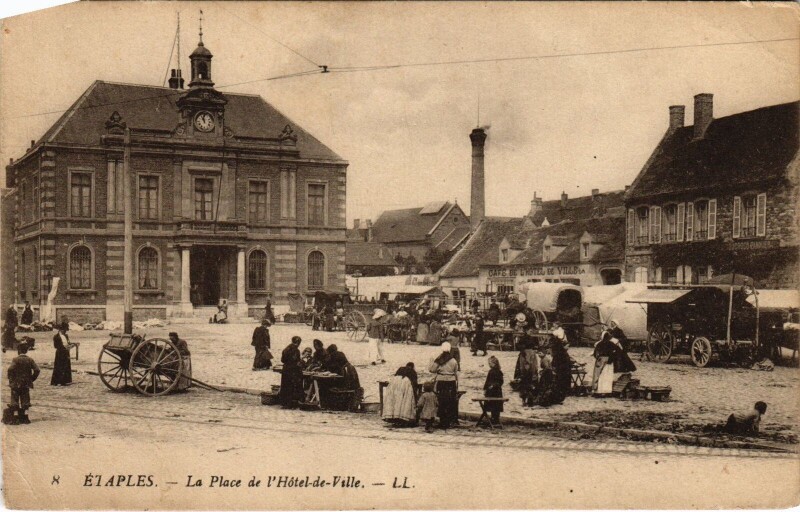 Carte postale ancienne Etaples Place de l'Hotel-de-Ville