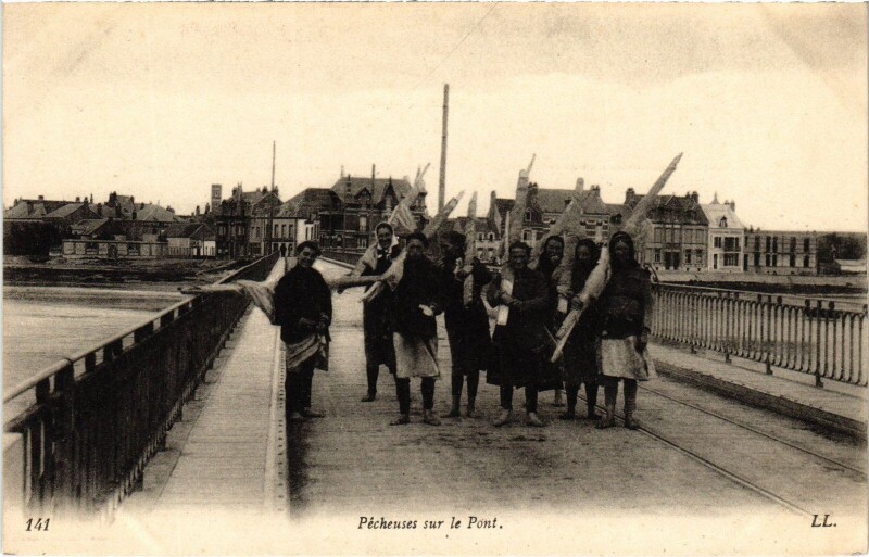 Carte postale ancienne Etaples pecheuses sur le Pont