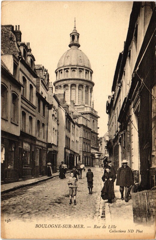 Carte postale ancienne Boulogne-sur-Mer Rue de Lille à Boulogne-sur-Mer