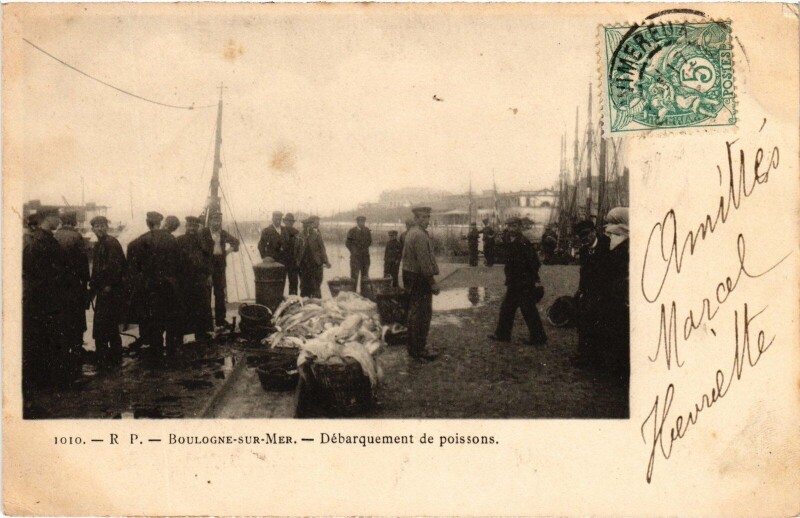 Carte postale ancienne Boulogne-sur-Mer Débarquement de poisson à Boulogne-sur-Mer