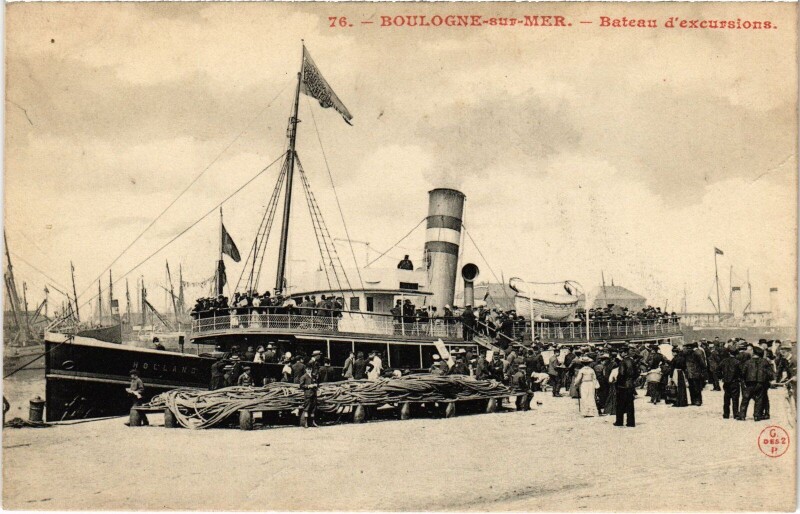Carte postale ancienne Boulogne-sur-Mer Bateau d'excursion à Boulogne-sur-Mer