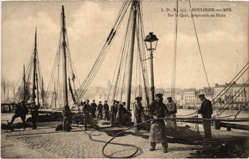 Carte postale ancienne Boulogne-sur-Mer Sur le Quai práparatifs de peche à Boulogne-sur-Mer