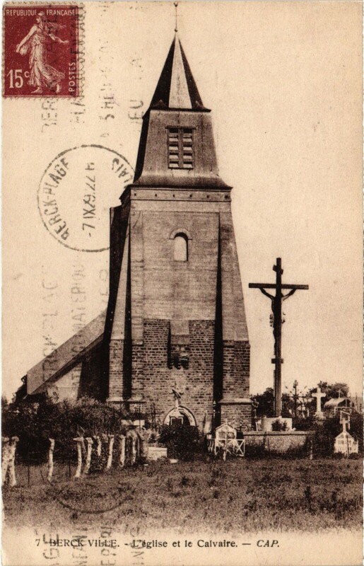 Carte postale ancienne Berck-Ville Eglise et Calvaire à Berck