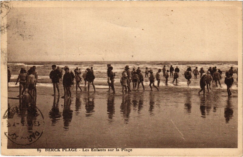 Carte postale ancienne Berck-Plage Les enfants sur le plage à Berck