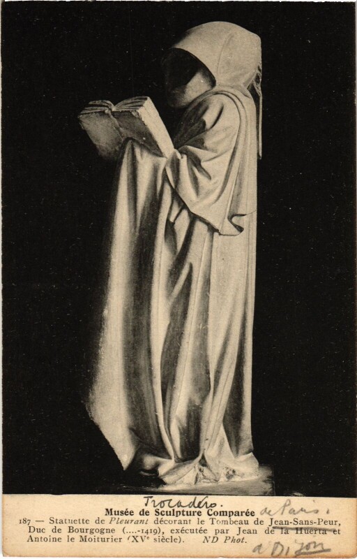 Carte postale ancienne Musee de Dijon Statuette de Pleurant à Dijon