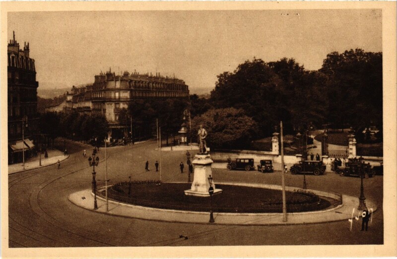 Carte postale ancienne Dijon Place d'Arcy Monument Rude à Dijon