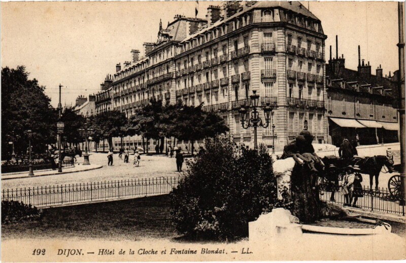 Carte postale ancienne Dijon Hotel de la Cloche et Fontaine Blondat à Dijon