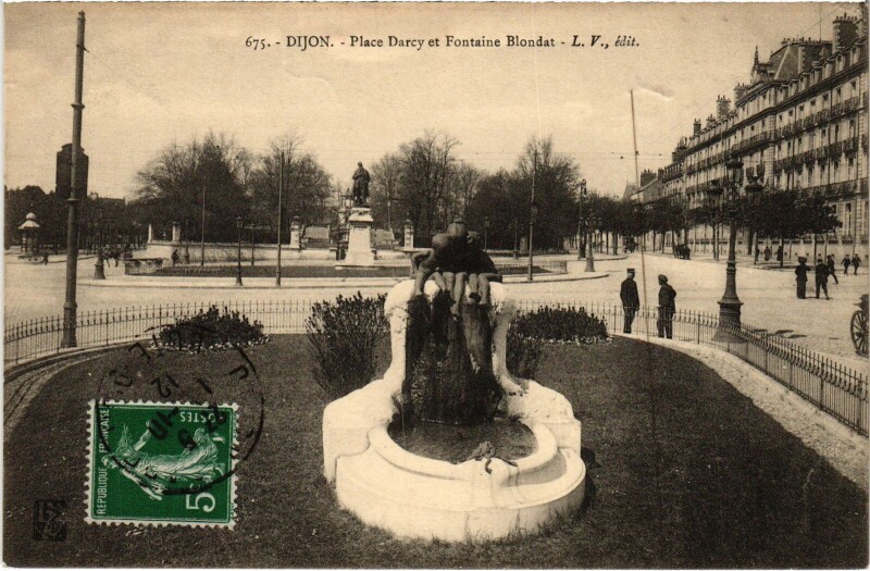 Carte postale ancienne Dijon Place Darcy et Fontaine Blondat à Dijon