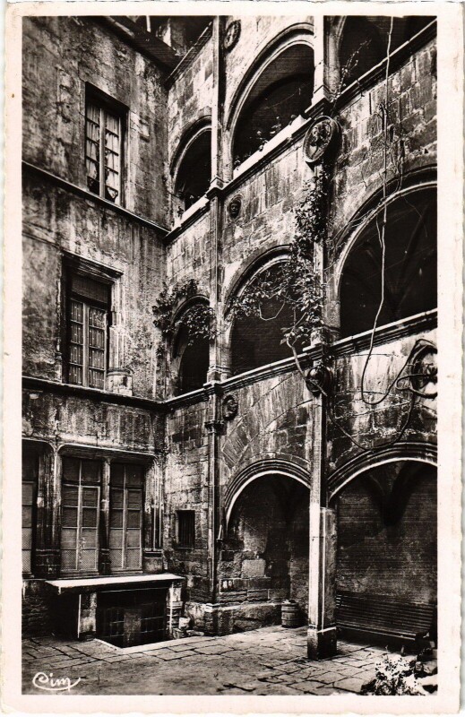 Carte postale ancienne Beaune Place Monge à Beaune