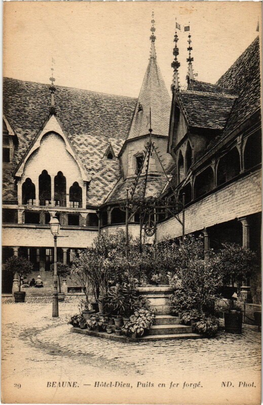 Carte postale ancienne Beaune Hotel Dieu Puits en fer forge à Beaune