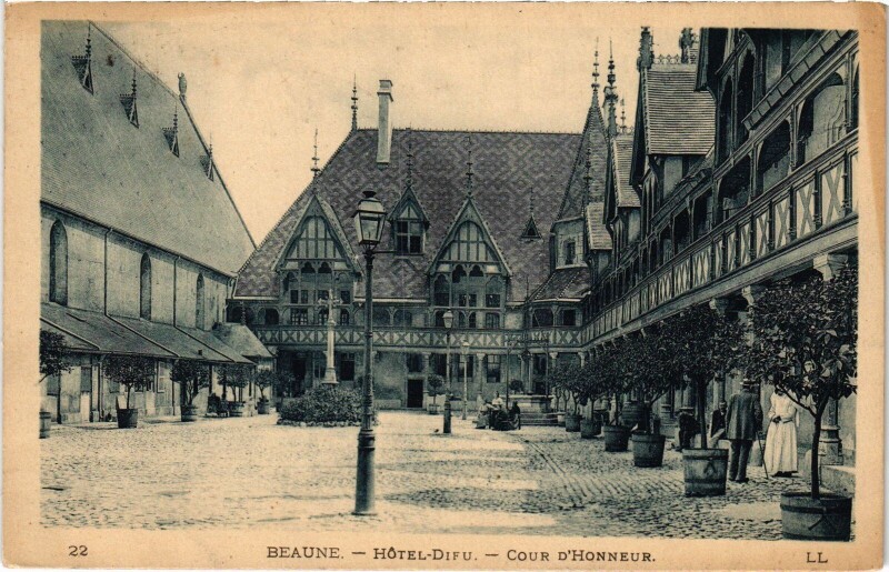 Carte postale ancienne Beaune Hotel Dieu Cour d'honneur à Beaune