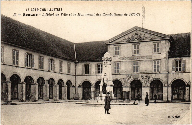 Carte postale ancienne Beaune Hotel de Ville Monument aux Morts à Beaune