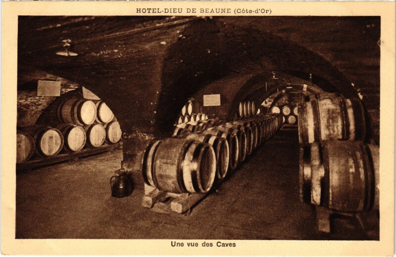Carte postale ancienne Beaune cour d'honneur à Beaune