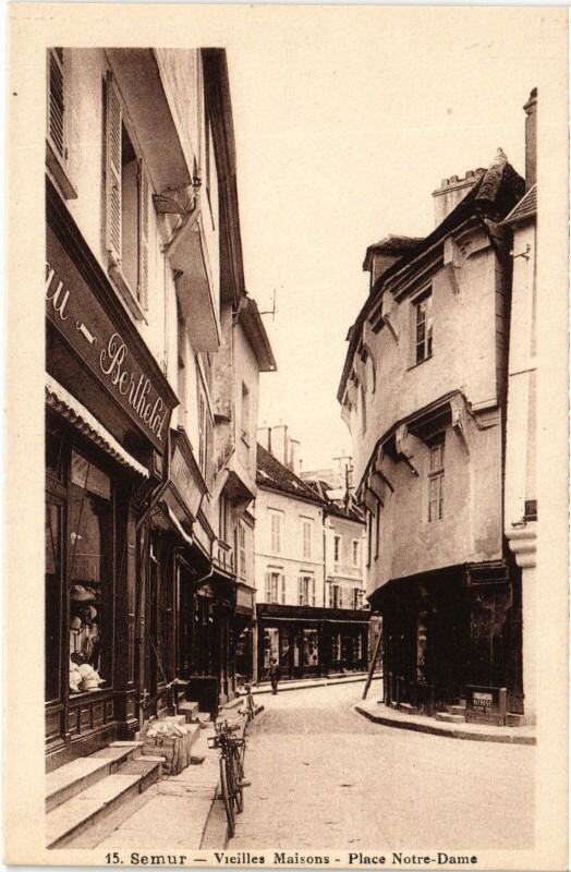 Carte postale ancienne Semur Place Notre Dame