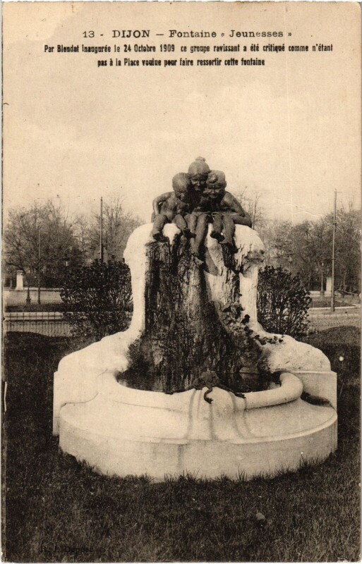 Carte postale ancienne Dijon Fontaine Jeunesses à Dijon
