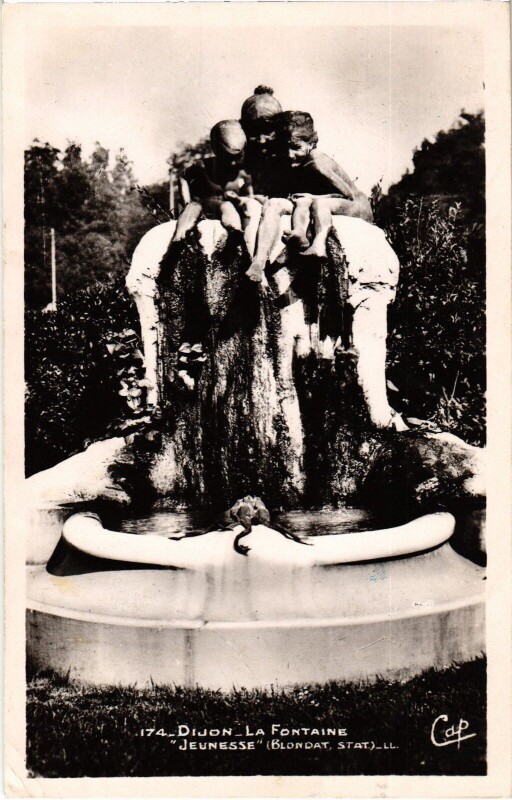 Carte postale ancienne Dijon Fontaine Jeunesses à Dijon
