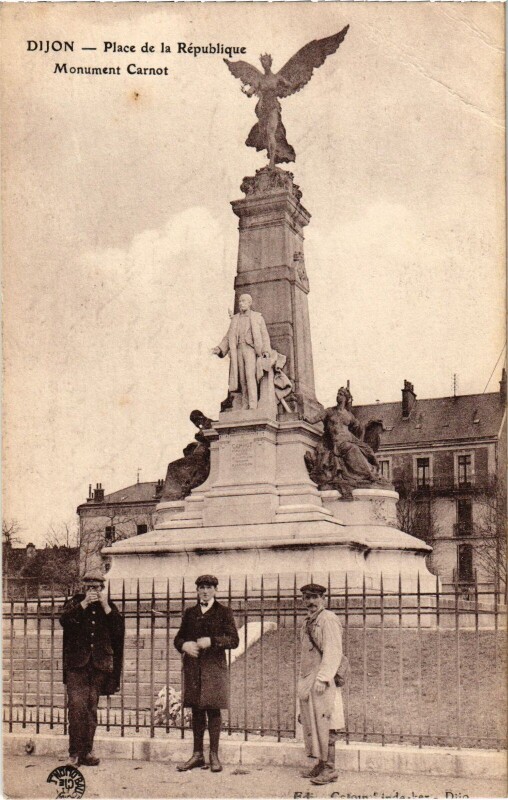 Carte postale ancienne Dijon Place de la Republique à Dijon