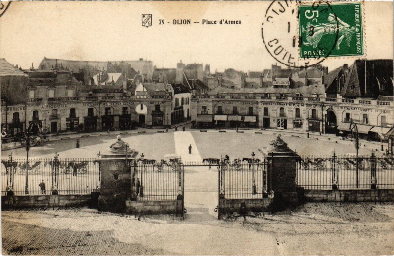 Carte postale ancienne Dijon Place d'Armes à Dijon