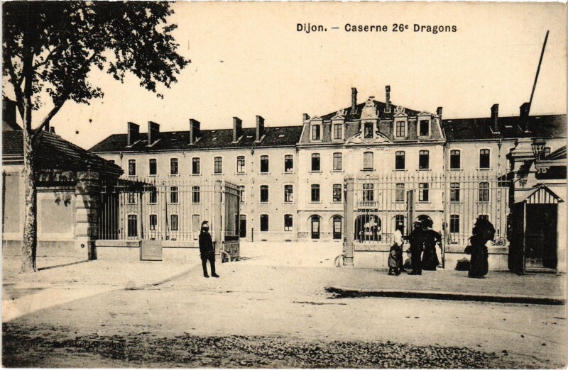 Carte postale ancienne Dijon Caserne 26e Dragons à Dijon