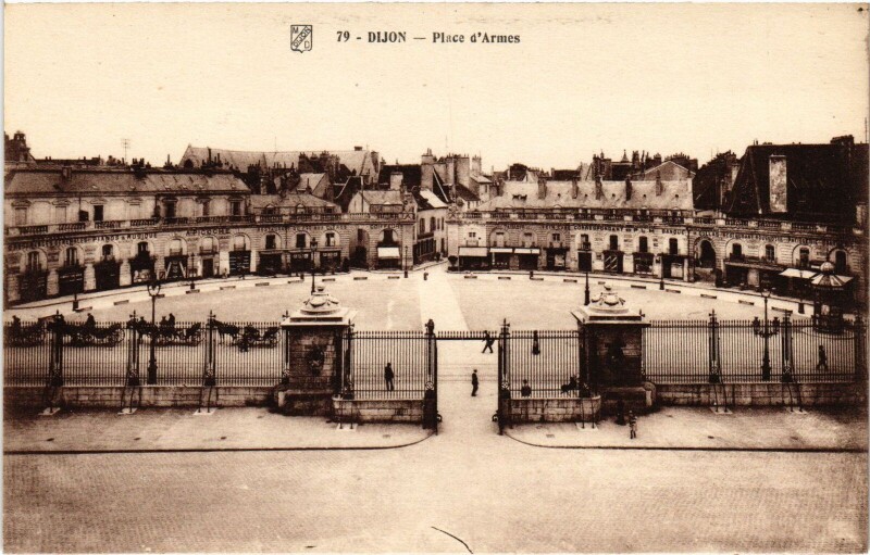 Carte postale ancienne Dijon Place d'Armes à Dijon