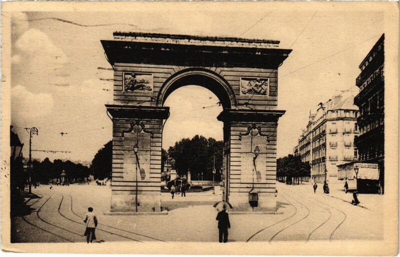 Carte postale ancienne Dijon Porte Guillaume et Place Darcy à Dijon