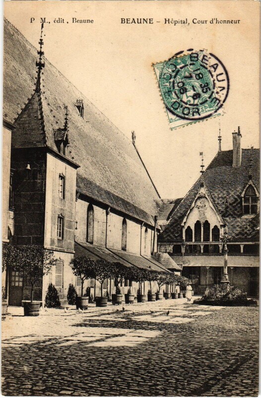 Carte postale ancienne Beaune Hopital Cour d'honneur à Beaune