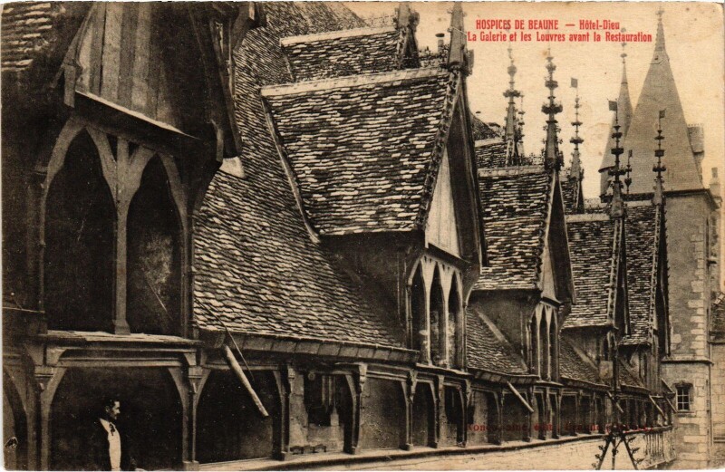Carte postale ancienne Beaune Hotel Dieu Galerie à Beaune