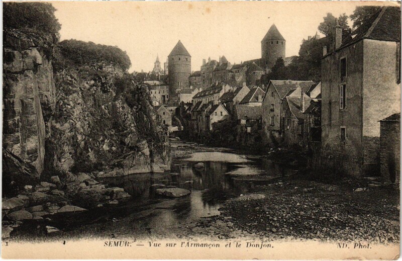 Carte postale ancienne Semur vue sur l'Armancon et le Donjon