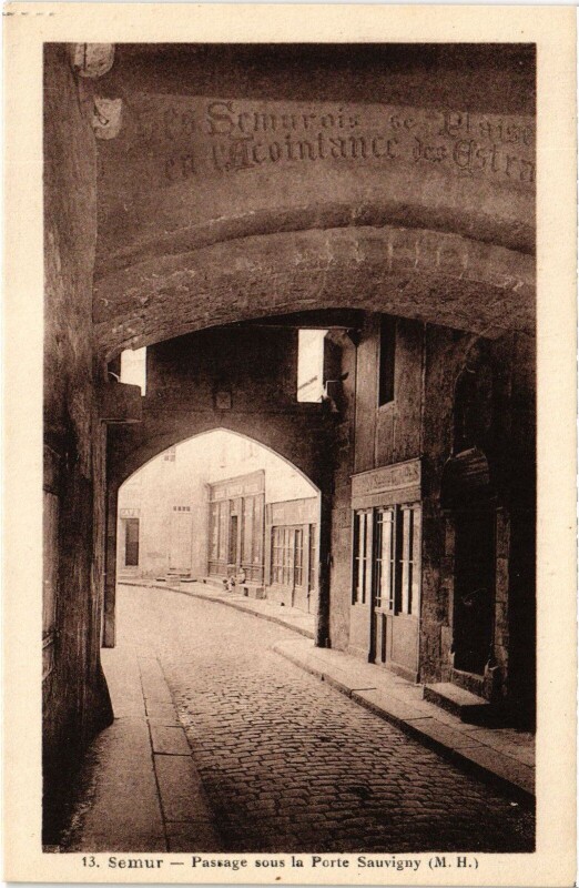 Carte postale ancienne Semur Passage sous la Porte Sauvigny