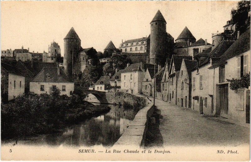 Carte postale ancienne Semur Rue Chaude et le Donjon