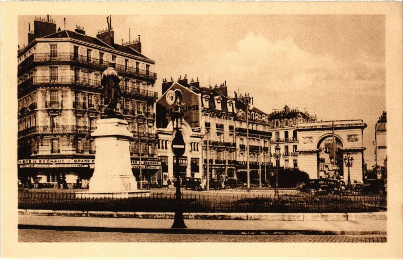 Carte postale ancienne Dijon Place Darcy à Dijon
