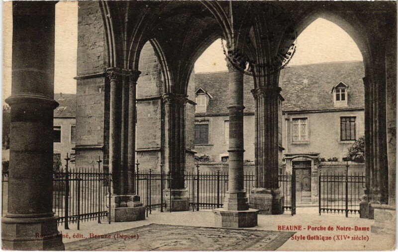 Carte postale ancienne Beaune Porche de Notre Dame à Beaune