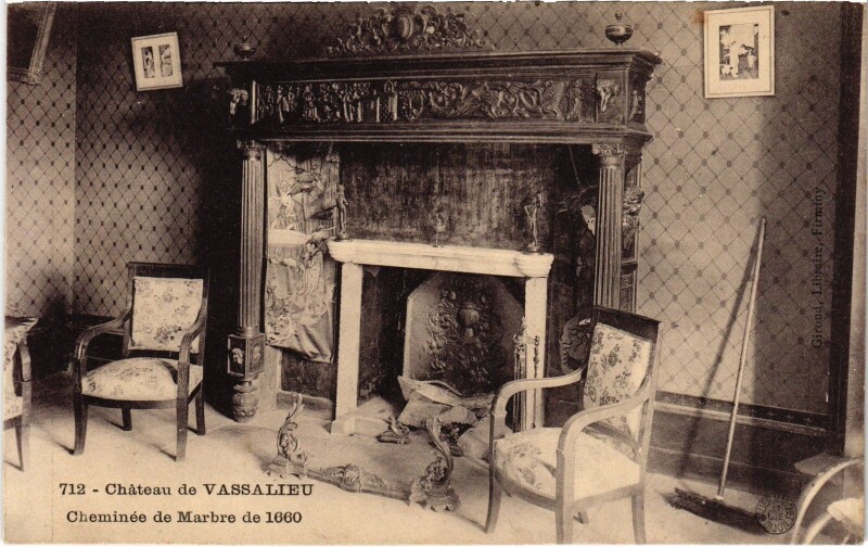 Carte postale ancienne Chateau de Vassalieu Cheminée de marbre