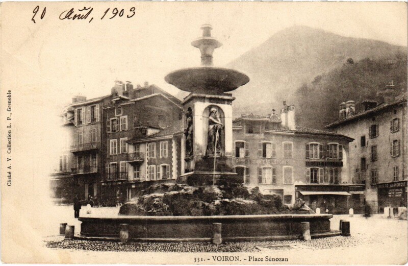Carte postale ancienne Voiron Place Sénozan à Voiron