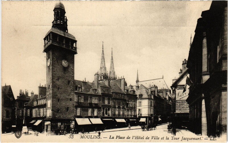 Carte postale ancienne Moulins Place de l'Hotel de Ville Tour Jacquemart à Moulins