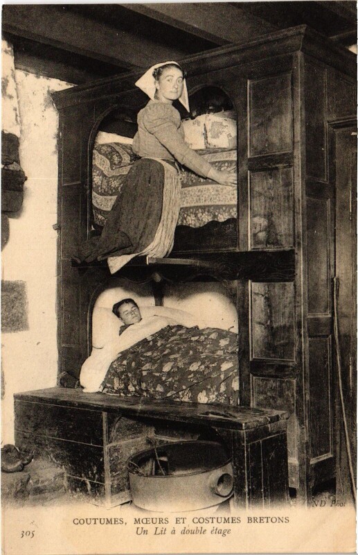 Carte postale ancienne Folklore Un lit a double étage