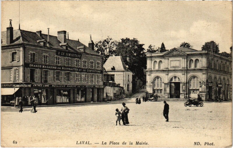 Carte postale ancienne Laval Place de la Mairie à Laval