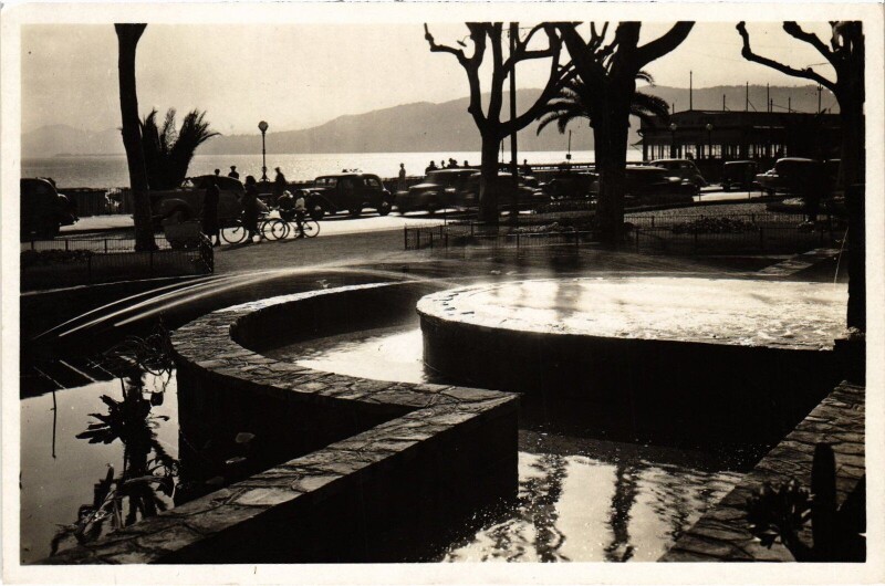 Carte postale ancienne Juan-les-Pins Le Bassin au coucher du Soleil carte photo