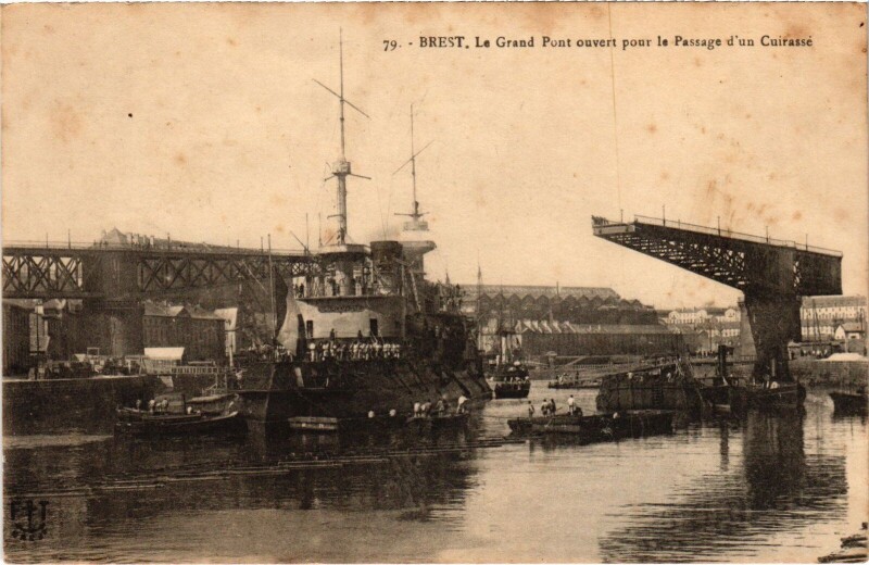 Carte postale ancienne Brest Grand Pont passage d'un cuirassé à Brest