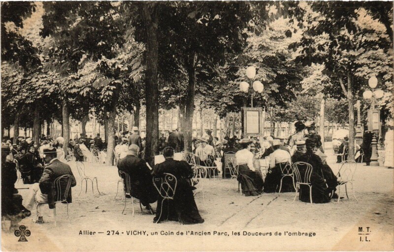 Carte postale ancienne Vichy un coin ancien Parc à Vichy