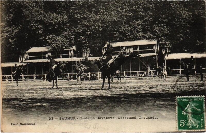 Carte postale ancienne Saumur Ecole de Cavalier Carrousel à Saumur
