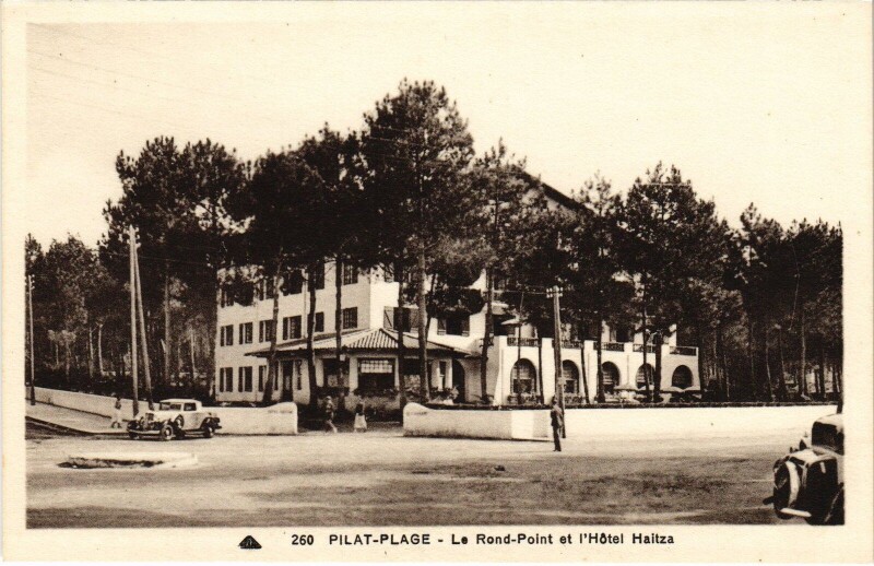 Carte postale ancienne Pilat-Plage Rond-Point de l'Hotel Haitza