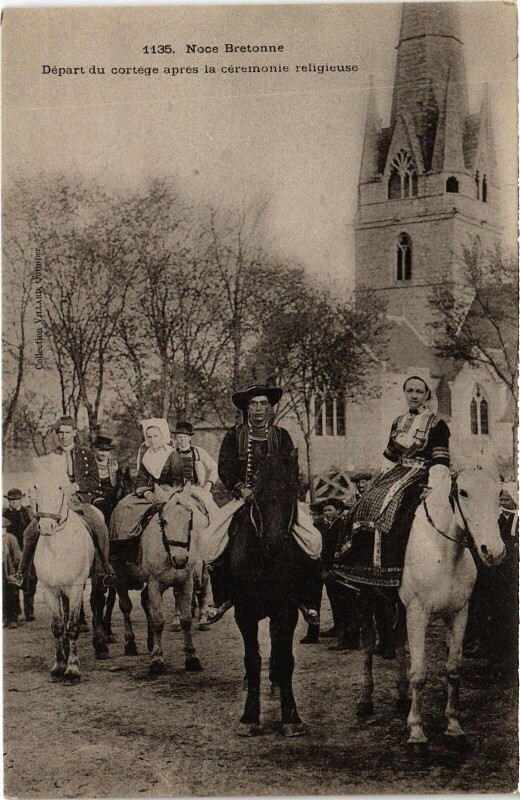 Carte postale ancienne Noce Bretonne - Départ du cortège après la cérémonie religieuse à Rosporden