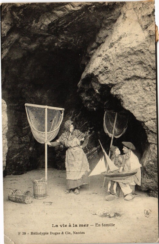 Carte postale ancienne Folklore La vie a la mer en famille