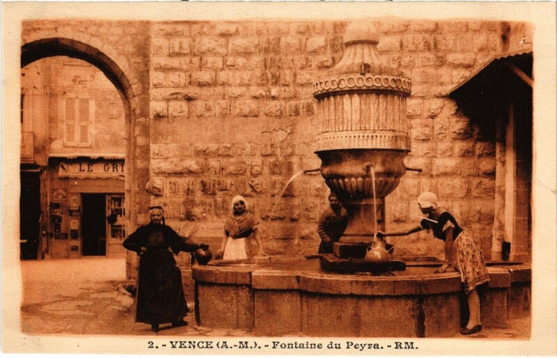 Carte postale ancienne Vence Fontaine du Peyra à Vence