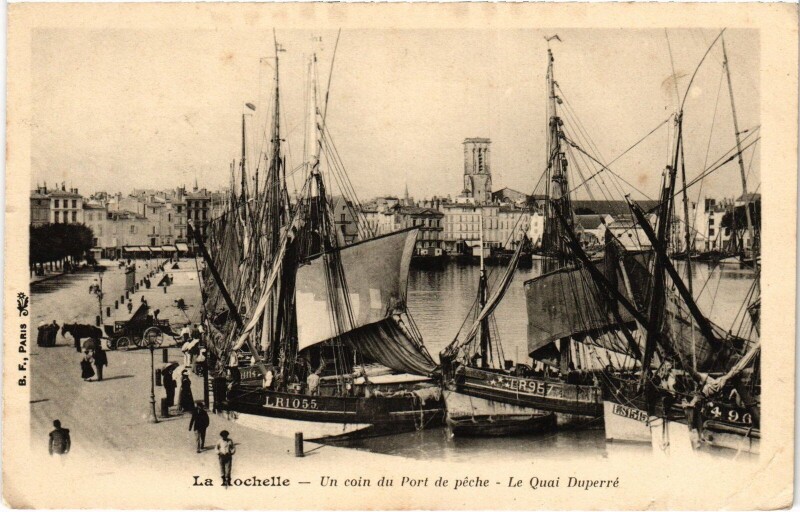 Carte postale ancienne La Rochelle un coin du port à La Rochelle