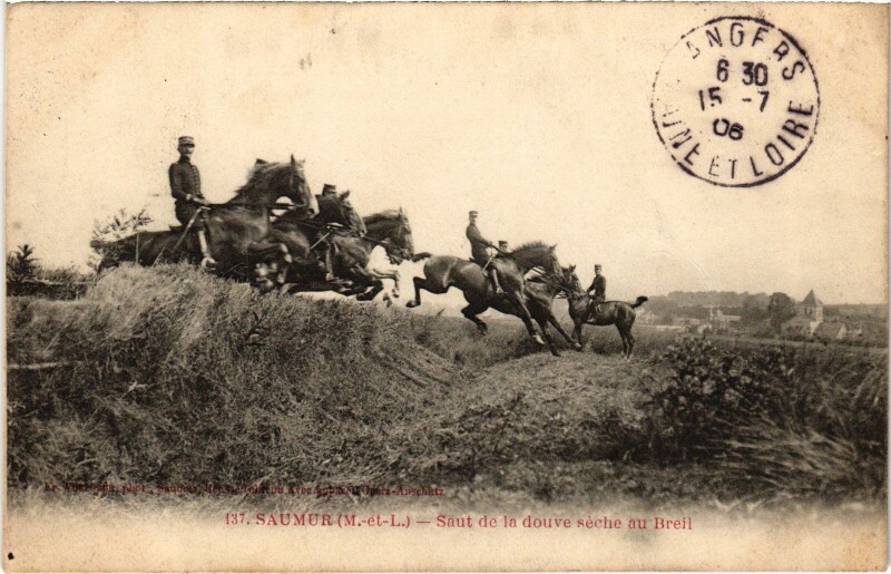 Carte postale ancienne Saumur saut de la douve seche à Saumur