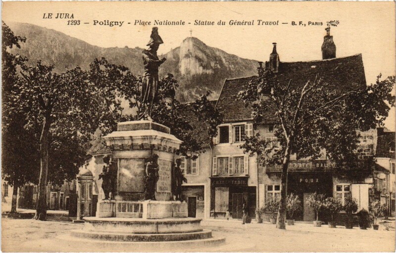 Carte postale ancienne Poligny Place Nationale Statue du général Travot à Poligny